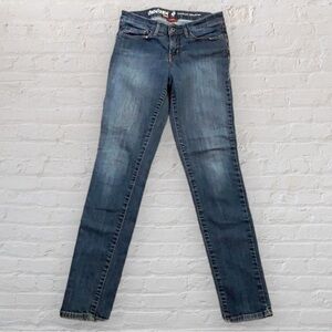 LEVI’S totally shaping skinny jeans. Five pockets medium wash